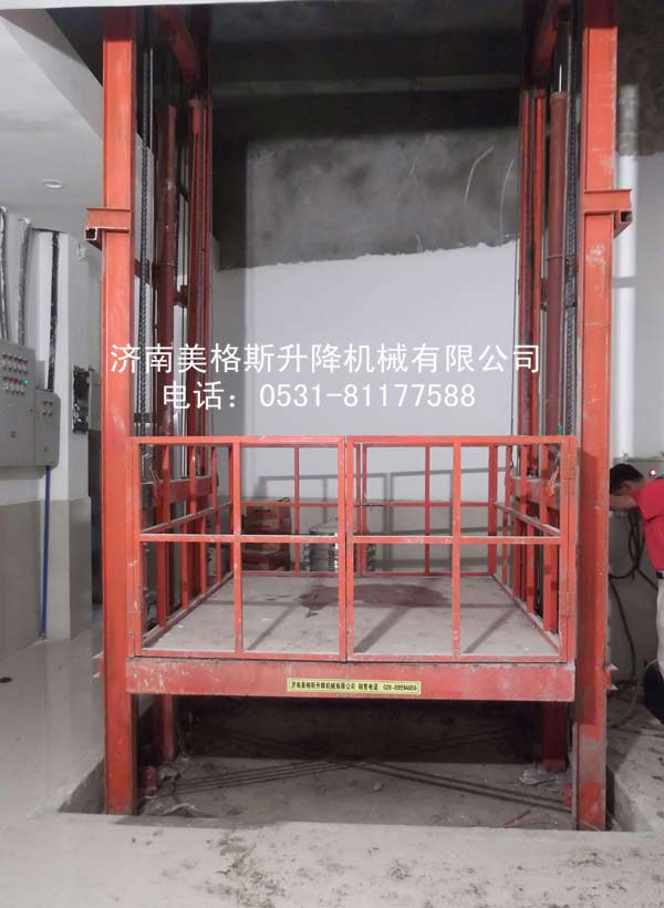 重庆名豪集团购买的SJD2-5.5导轨式升降机